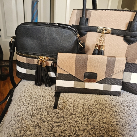 There are many brands of purses and clothing all are negotiable - Picture 11 of 16